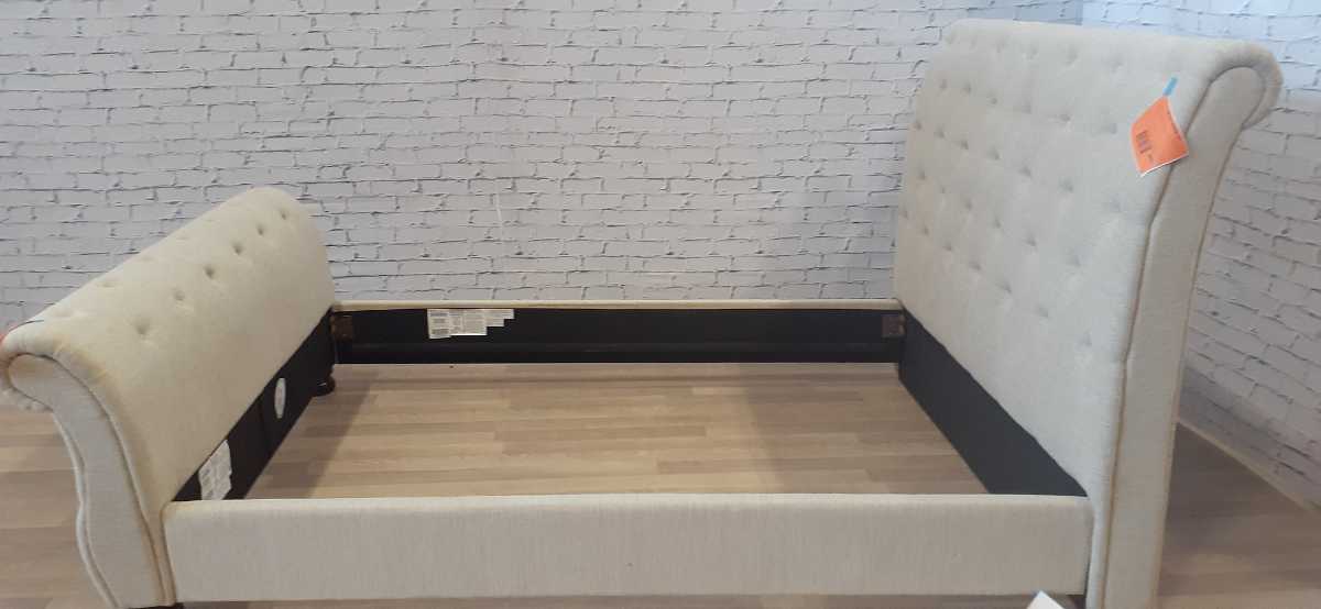 Willenburg 3 Piece Upholstered Bed - Queen - Gallery Image 7